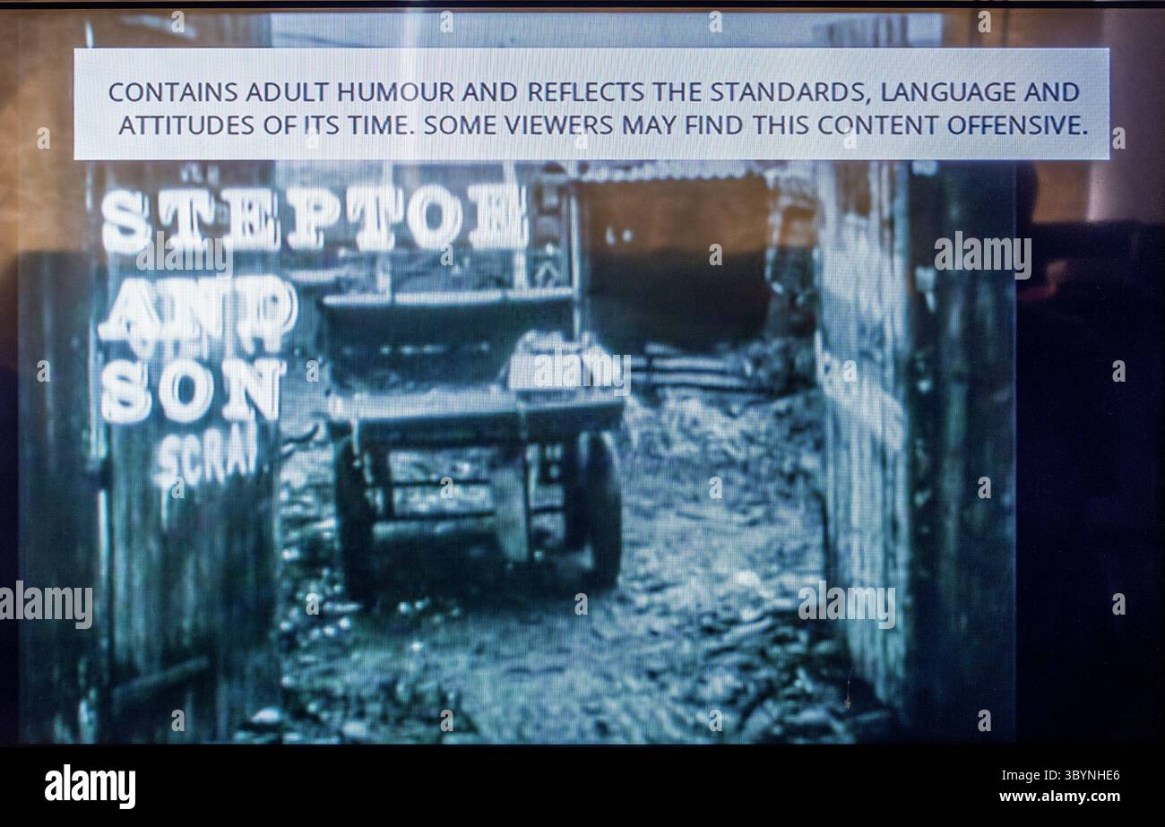 Lo schermo televisivo con commedia Steptoe e figlio con avvertimento contiene umorismo per adulti e riflette gli standard, il linguaggio e gli atteggiamenti del suo tempo Foto Stock
