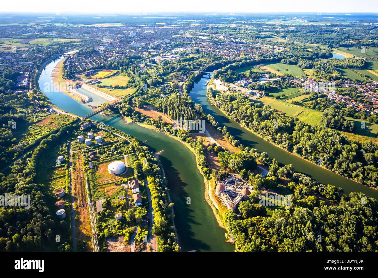 Vista panoramica aerea della città di Sisak Sava e dei fiumi Kupa, regione di Posavina in Croazia Foto Stock