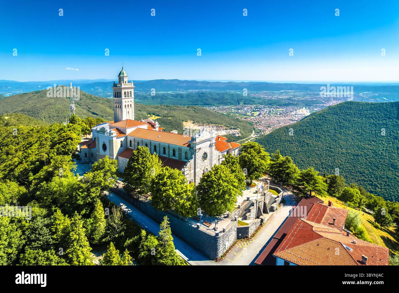 Sveta Gora, santuario collinare sopra il fiume Soca, vista aerea di Solkan, Alpi Giulie della Slovenia Foto Stock