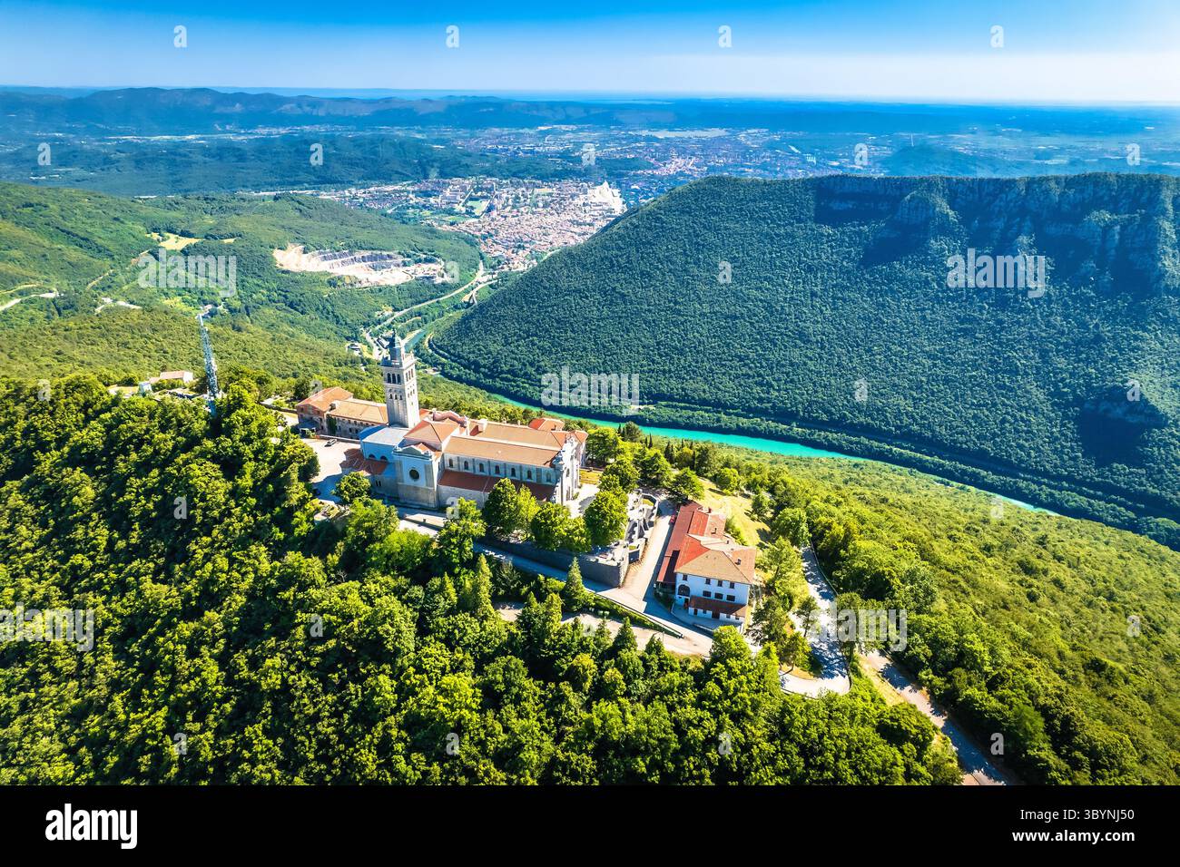 Sveta Gora, santuario collinare sopra il fiume Soca, vista aerea di Solkan, Alpi Giulie della Slovenia Foto Stock