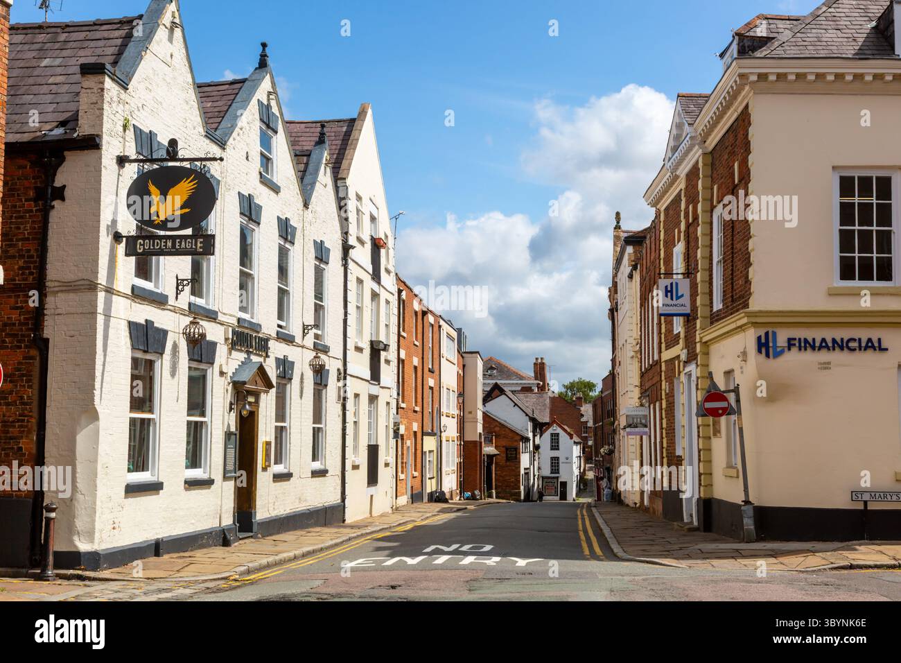 Castle Street e il pub Golden Eagle, Chester, Regno Unito. 2025 Foto Stock