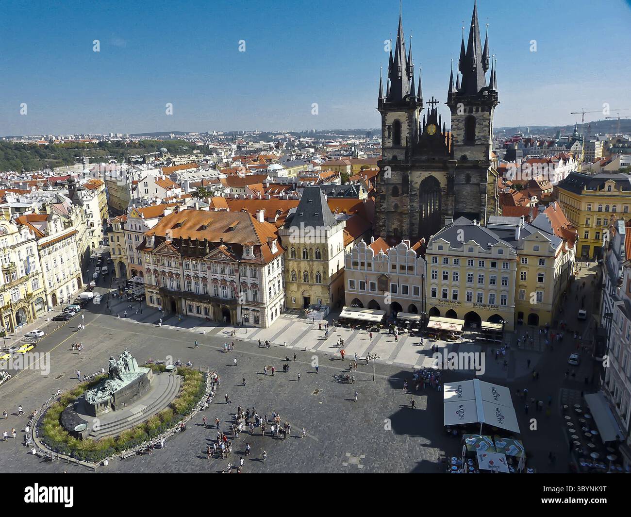 Praga, Repubblica Ceca – 11 settembre 2012. Vista aerea degli edifici della città vecchia medievale (stare Mesto) di Praga. Vista verso la Coira gotica Foto Stock