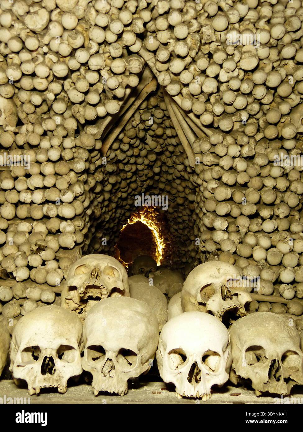 Kutna Hora, Repubblica Ceca – 17 settembre 2012. Teschi e femori delle persone all'ossario di Sedlec a Kutna Hora. Foto Stock