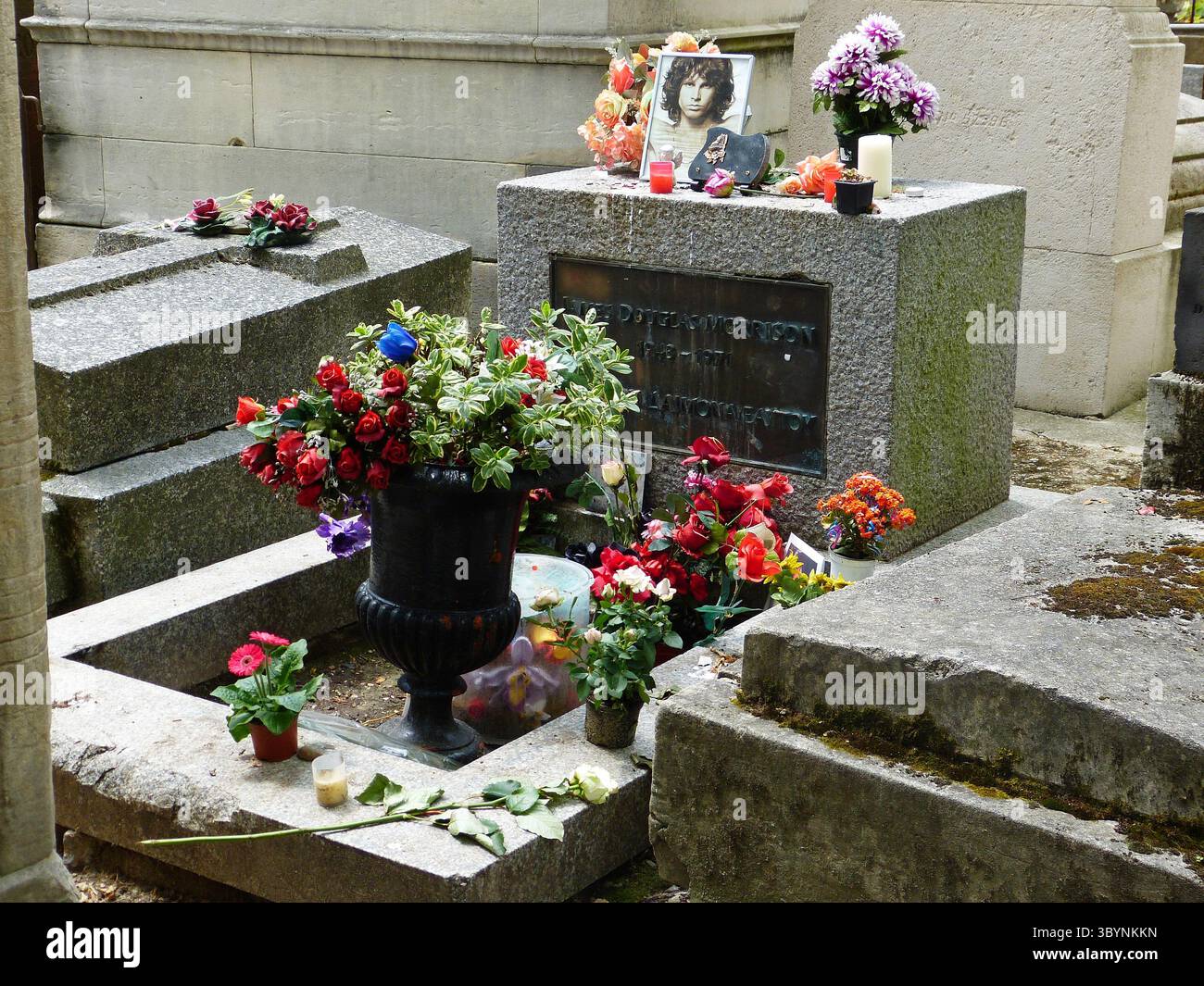 Parigi, Francia – 30 giugno 2014. Tomba del frontman delle porte Jim Morisson al cimitero di Pere Lachaise a Parigi. Foto Stock