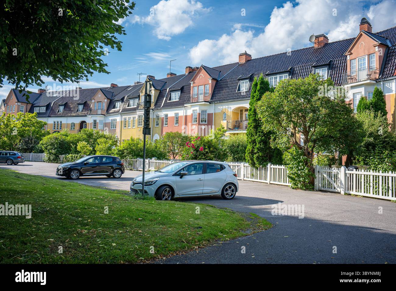 Case a file in stile inglese durante l'estate lungo la passeggiata meridionale. Norrköping è una storica città industriale della Svezia. Foto Stock