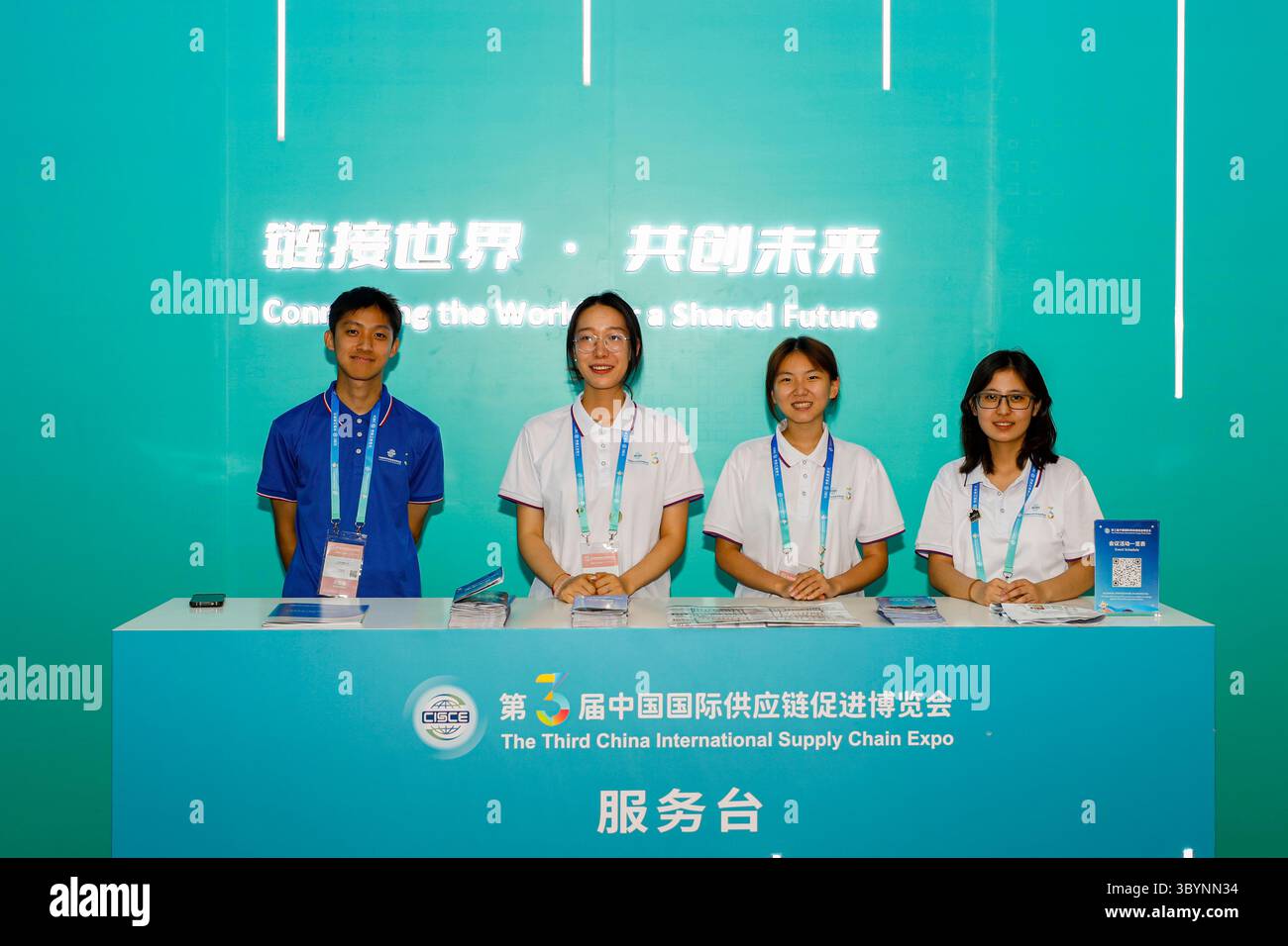 Pechino, Cina. 19 luglio 2025. I volontari posano per una foto presso uno sportello di servizio della terza China International Supply Chain Expo (CISCE) a Pechino, capitale della Cina, 19 luglio 2025. Volontari di università come la Central University of Finance and Economics, la Beijing Foreign Studies University, la Minzu University of China e la Beijing International Studies University sono coinvolti nel terzo CISCE, in programma dal 16 al 20 luglio. Crediti: Chang Nengjia/Xinhua/Alamy Live News Foto Stock