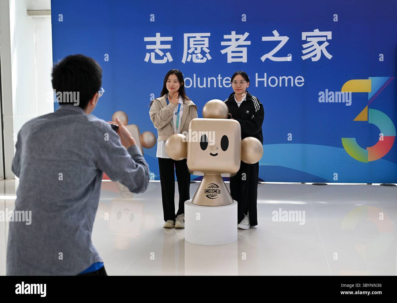 Pechino, Cina. 20 luglio 2025. I volontari posano per una foto nella casa di volontariato della terza China International Supply Chain Expo (CISCE) a Pechino, capitale della Cina, 20 luglio 2025. Volontari di università come la Central University of Finance and Economics, la Beijing Foreign Studies University, la Minzu University of China e la Beijing International Studies University sono coinvolti nel terzo CISCE, in programma dal 16 al 20 luglio. Crediti: Chen Shuo/Xinhua/Alamy Live News Foto Stock