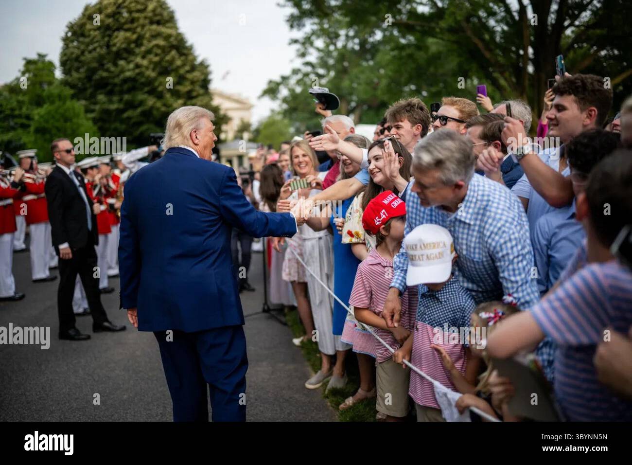 Il presidente Donald Trump saluta i partecipanti durante il picnic del Congresso alla Casa Bianca di Washington, D.C., il 12 giugno 2025. I membri del Congresso e le loro famiglie hanno goduto di una serata di cibo, musica e amicizia sul South Lawn, con l'evento che ha favorito il cameratismo bipartisan. Per gentile concessione della Casa Bianca. Foto Stock