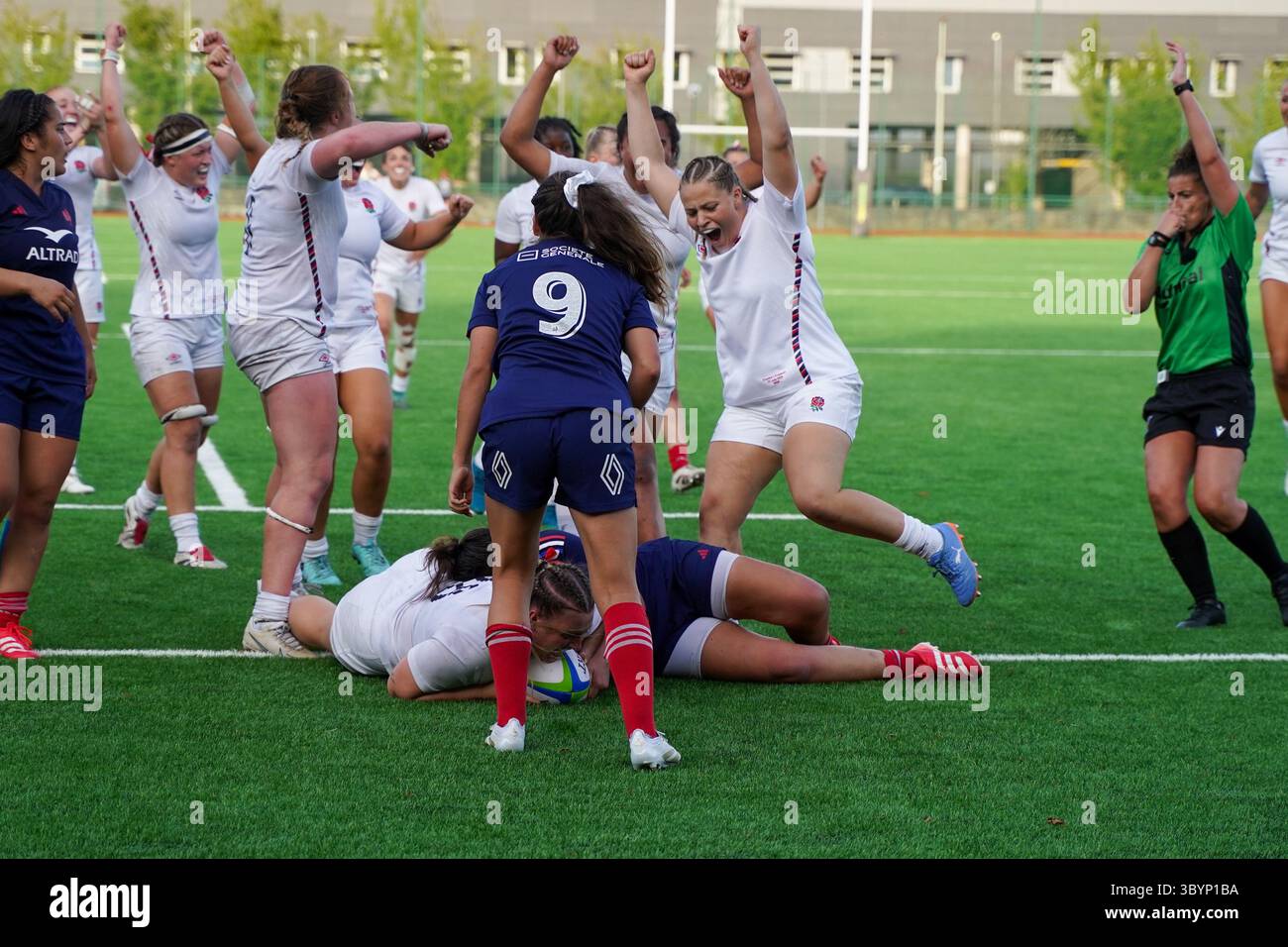 I Rosebuds dell'Inghilterra celebrano Zara Green Crosses per l'Inghilterra. Francia contro Inghilterra serie estiva U6N, 17 luglio 2025. Accreditare Penallta Photographics Foto Stock