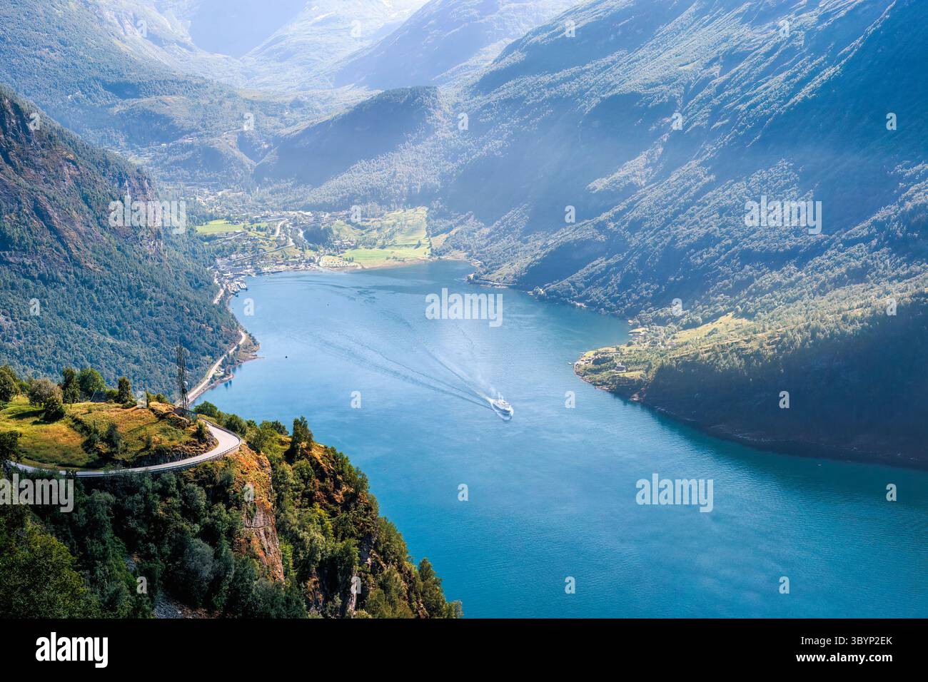 Fiordo di Geiranger, Norvegia. Tranquilla vista del fiordo circondata da maestose montagne e lussureggiante vegetazione, catturando l'essenza della natura e dell'avventura all'aria aperta Foto Stock