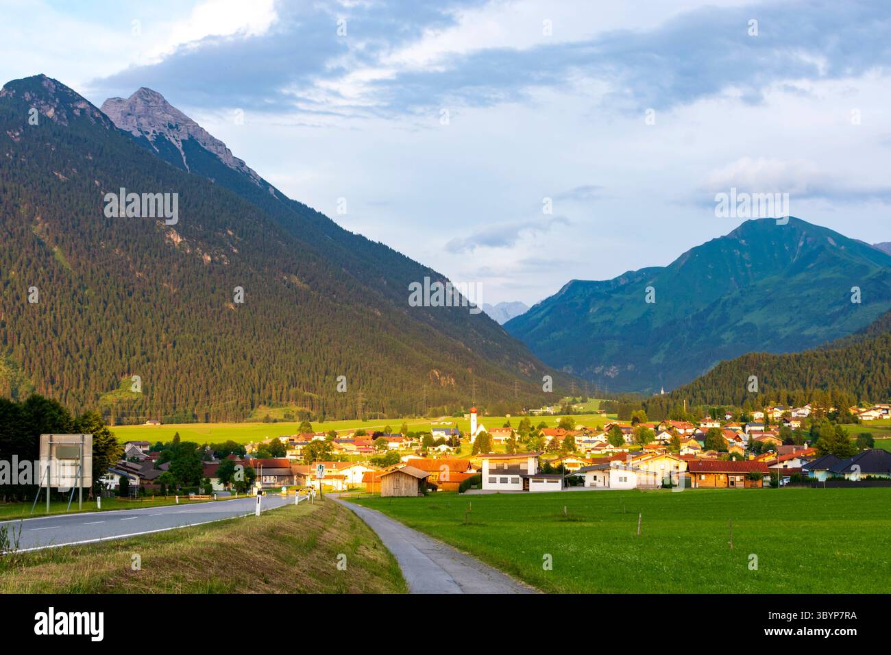 Villaggio e chiesa Heiterwang, valle di Grundbach, zona di Zwischentoren, Außerfern Heiterwang Tiroler Zugspitz Arena Tirol, Tirolo Austria Foto Stock