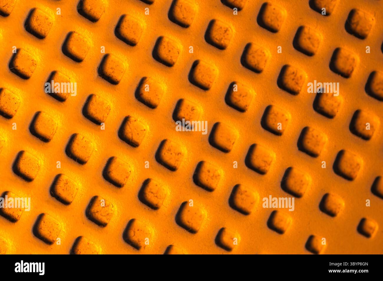 un'immagine grafica di quadrati in rilievo con una tonalità arancione bruciata e ombre scure Foto Stock