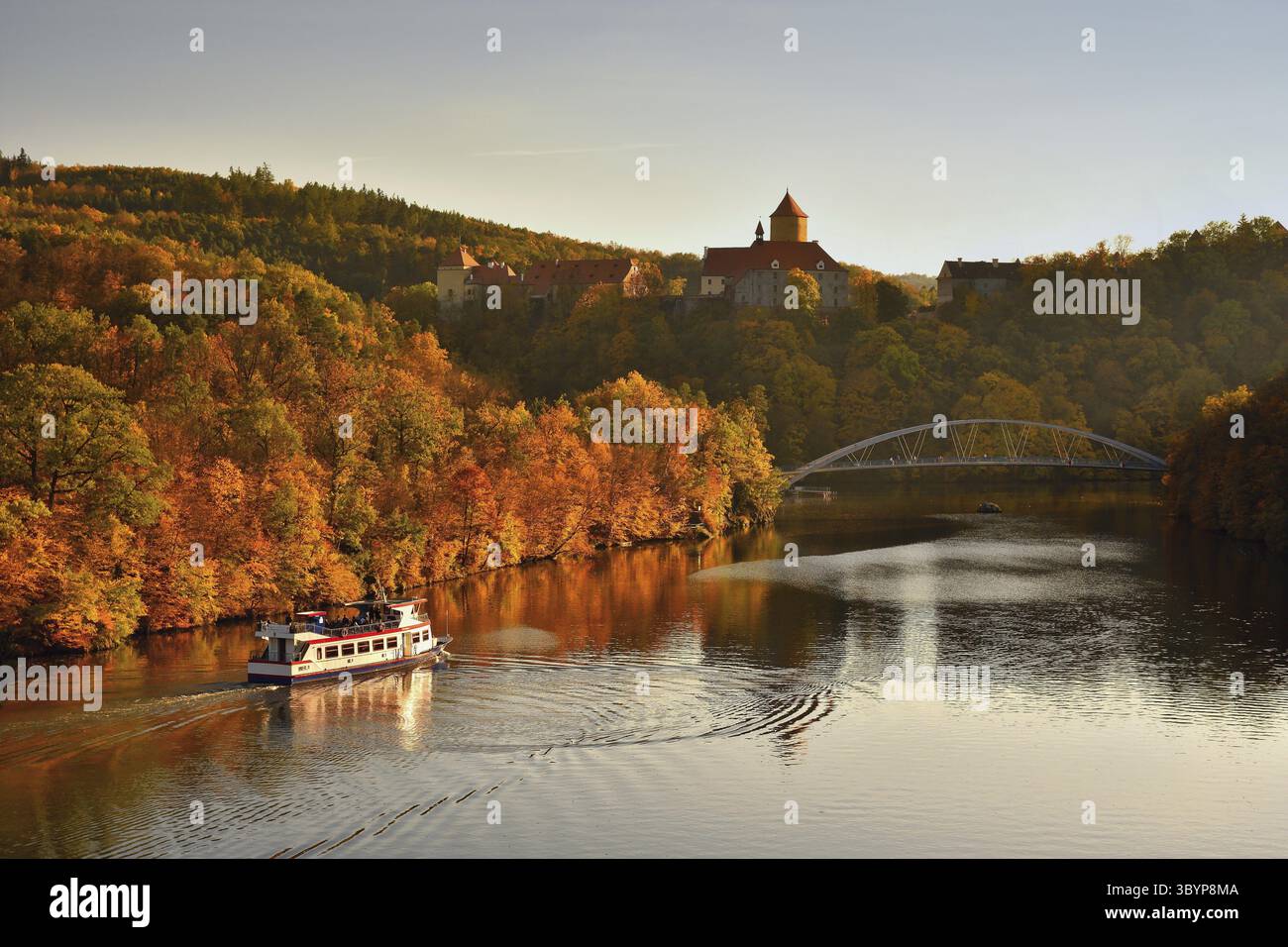 Splendido paesaggio autunnale con il Castello di Veveri. Paesaggio naturale colorato con tramonto. Brno Dam-Repubblica ceca-Europa, Brno, Repubblica ceca-Europa Foto Stock