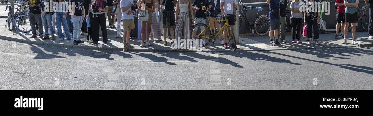 Passanti in attesa presso un passaggio pedonale, Monaco, Baviera, Germania Foto Stock