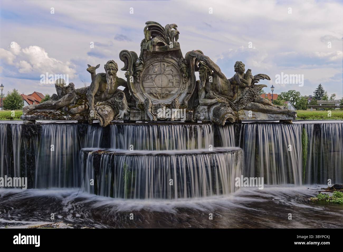 Bassin, un bacino d'acqua, di fronte al Palazzo Ludwigslust, con cascate e figure in pietra. Ludwigslust, Meclemburgo-Pomerania occidentale, Germania Foto Stock
