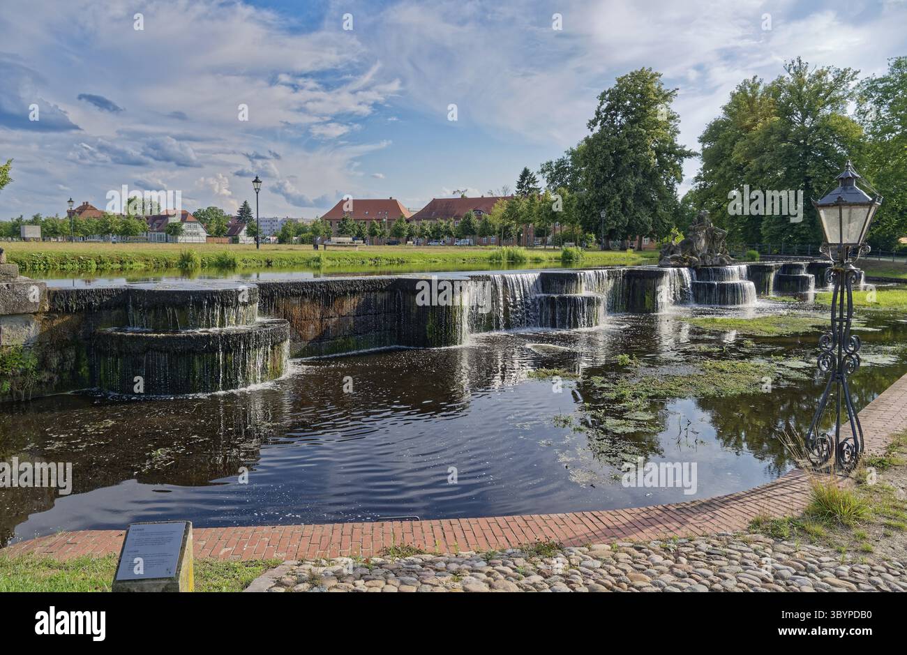 Bassin, un bacino d'acqua, di fronte al Palazzo Ludwigslust, con cascate e figure in pietra. Ludwigslust, Meclemburgo-Pomerania occidentale, Germania Foto Stock