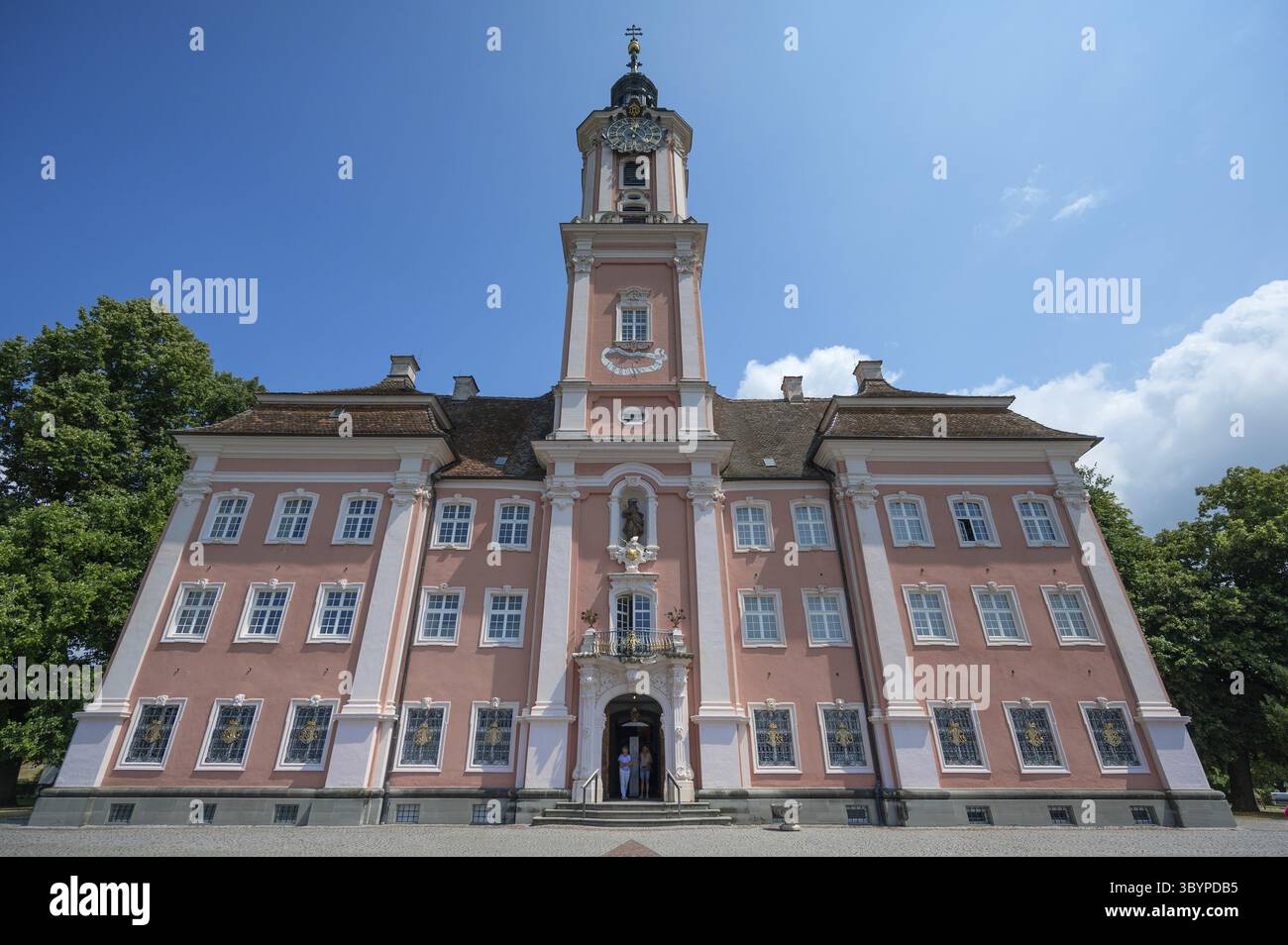 Facciata principale della chiesa barocca di pellegrinaggio Birnau, costruita tra il 1746 e il 1749, Birnau-Maurach 5, Uhldingen-Muehlhofen, Baden-Wuerttemberg, Germania Foto Stock
