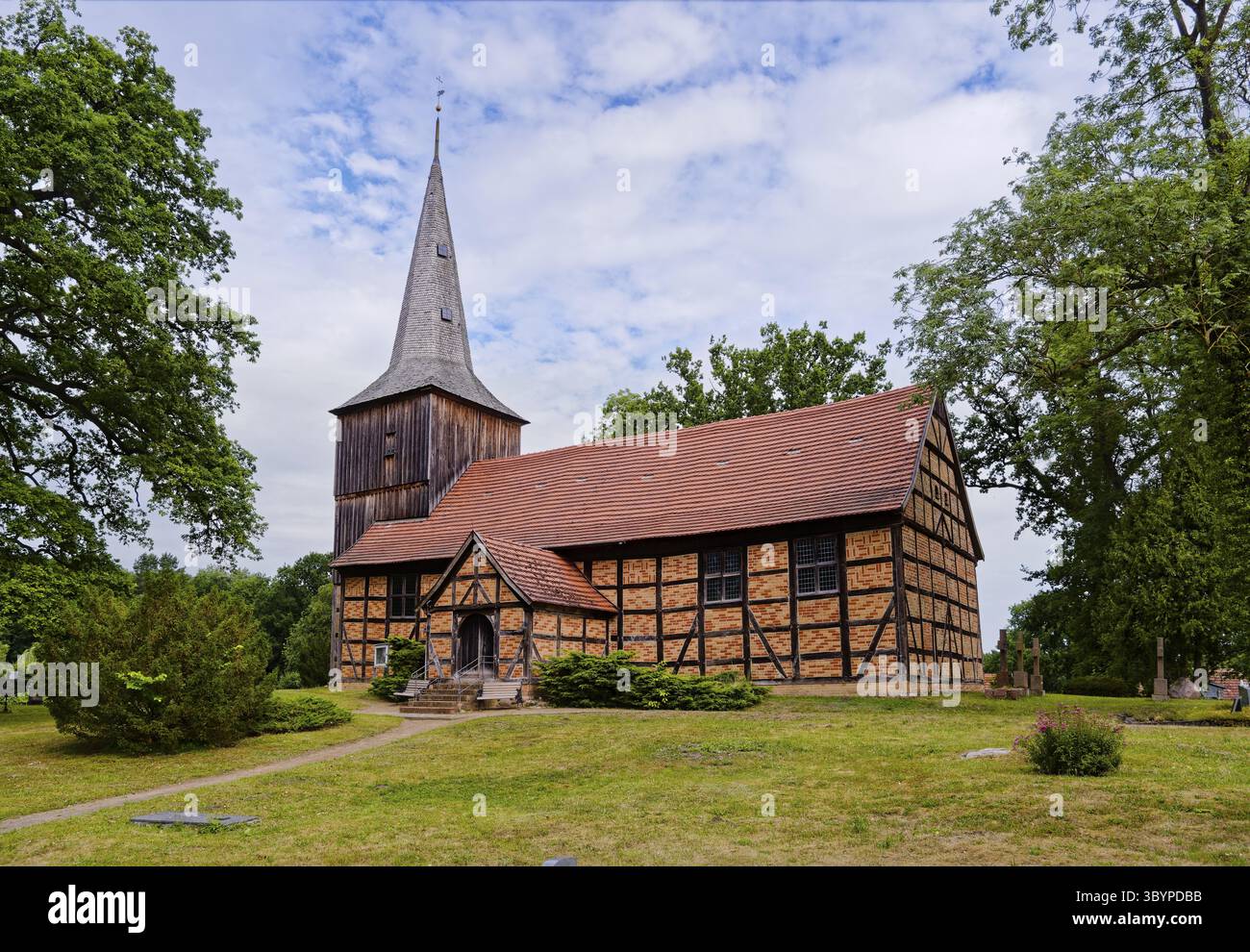 La chiesa evangelica luterana di San Pietro, la chiesa del villaggio di Stuer nel distretto dei laghi del Meclemburgo, è una chiesa per metà in legno e per metà in legno Foto Stock
