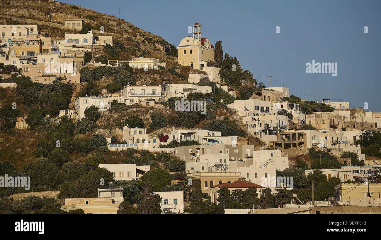 Case bianche e una chiesa su una collina sopraelevata sotto un cielo limpido, Agia Marina, Leros, Dodecaneso, isole greche, Grecia Foto Stock