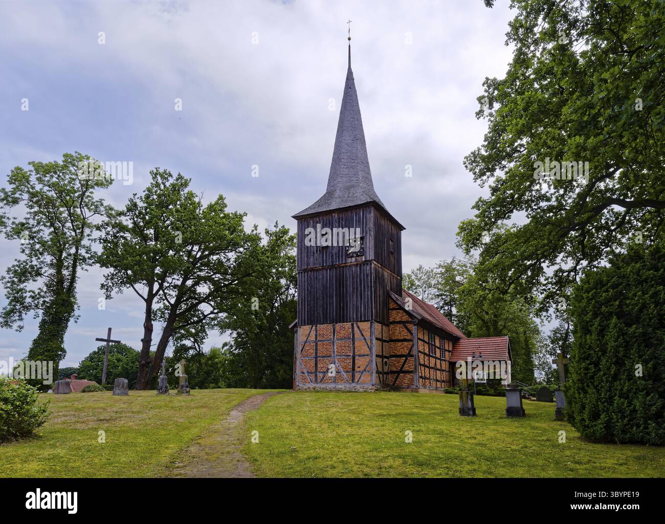 La chiesa evangelica luterana di San Pietro, la chiesa del villaggio di Stuer nel distretto dei laghi del Meclemburgo, è una chiesa per metà in legno e per metà in legno Foto Stock