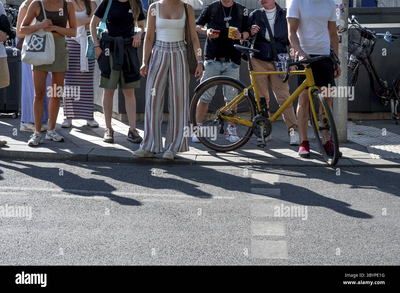 Passanti in attesa presso un passaggio pedonale, Monaco, Baviera, Germania Foto Stock