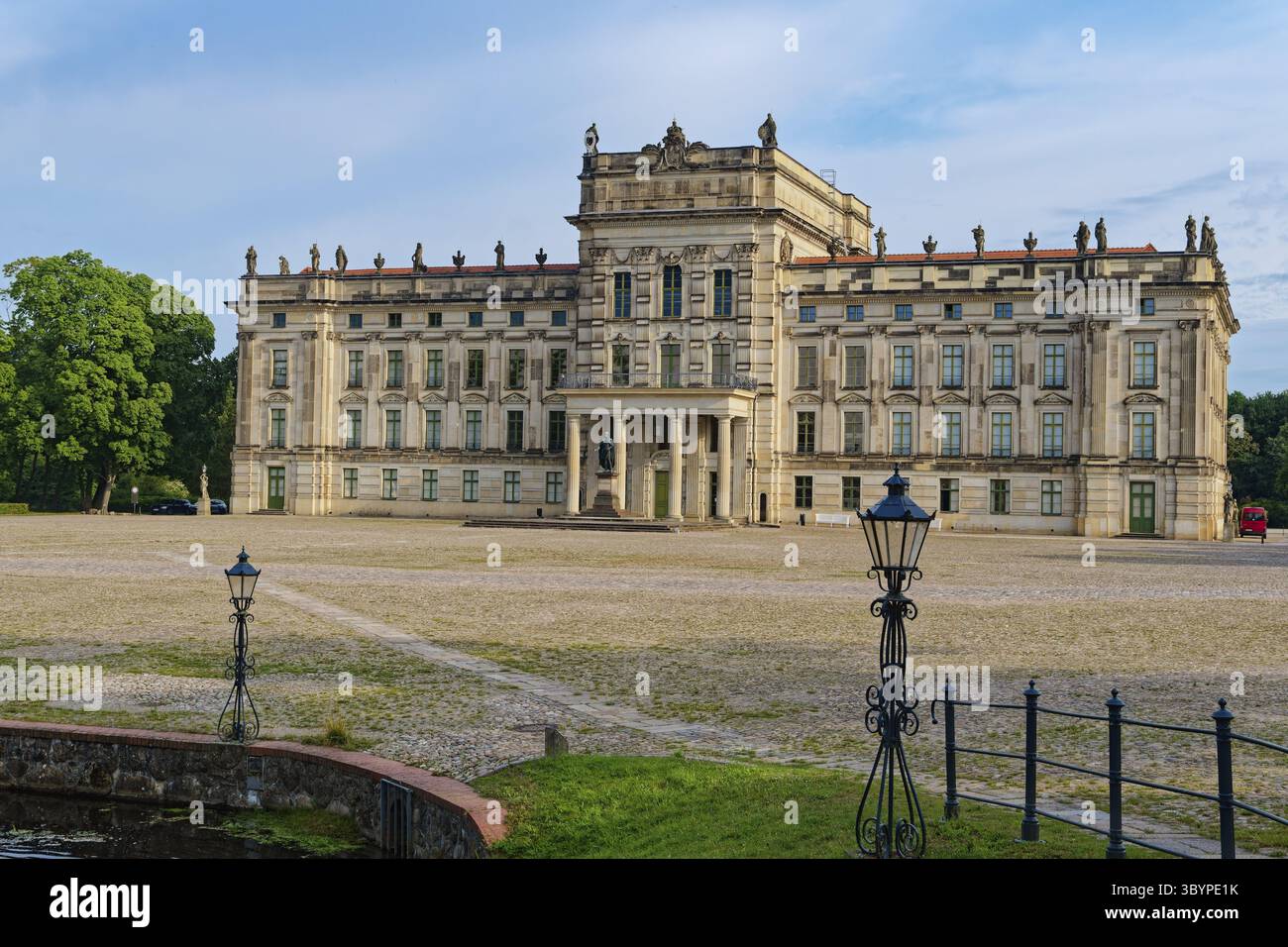 Palazzo Ludwigslust, costruito in epoca barocca e caratterizzato dal classicismo, con la piazza del palazzo. In primo piano si trova il bacino, un bacino idrico Foto Stock