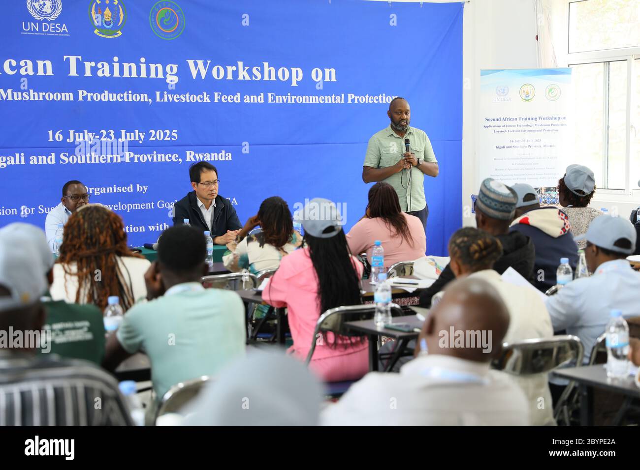 Huye, Ruanda. 16 luglio 2025. La cerimonia di apertura del secondo African Training Workshop on Applications of Juncao Technology si tiene presso il China-Rwanda Agriculture Technology Demonstration Center nel distretto di Huye, Ruanda, il 16 luglio 2025. PER ANDARE CON "Feature: Dall'erba alla crescita, la tecnologia Juncao supporta il programma di alimentazione scolastica del Ruanda" crediti: Huang Wanqing/Xinhua/Alamy Live News Foto Stock