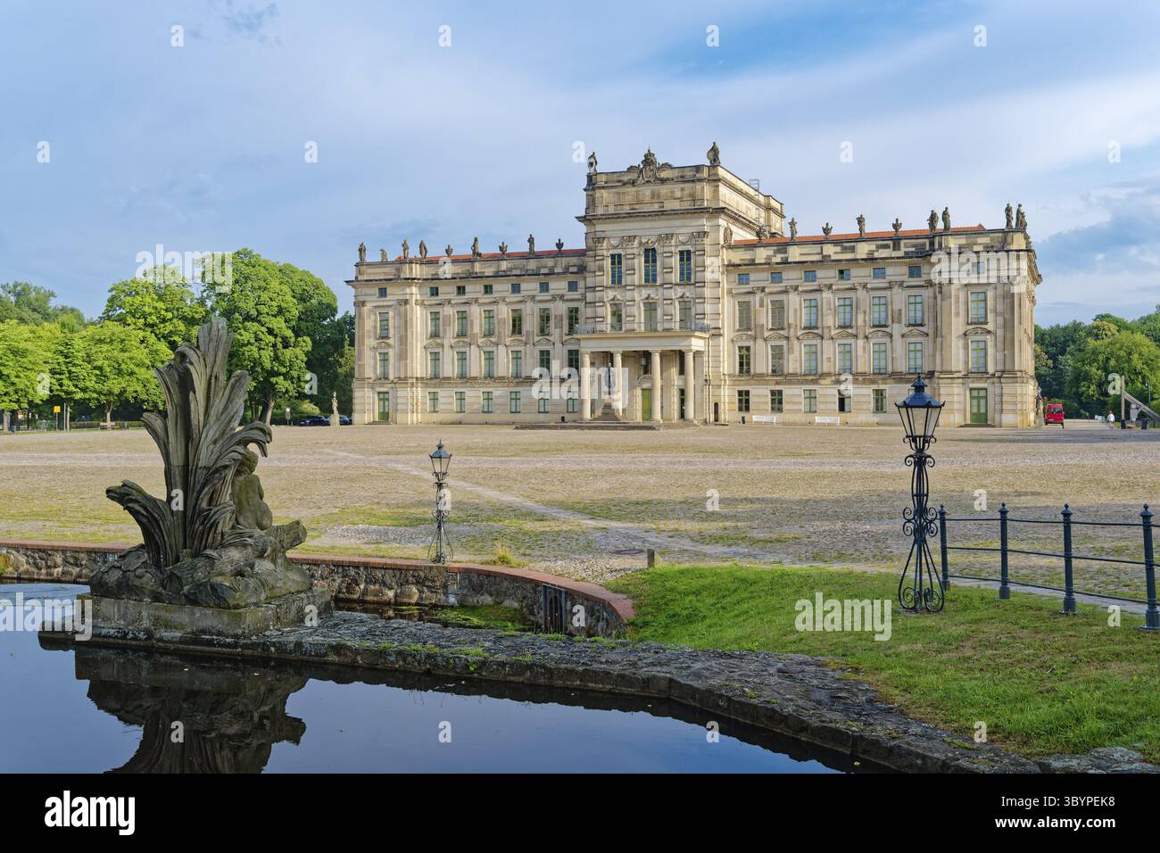 Palazzo Ludwigslust, costruito in epoca barocca e caratterizzato dal classicismo, con la piazza del palazzo. In primo piano si trova il bacino, un bacino idrico Foto Stock