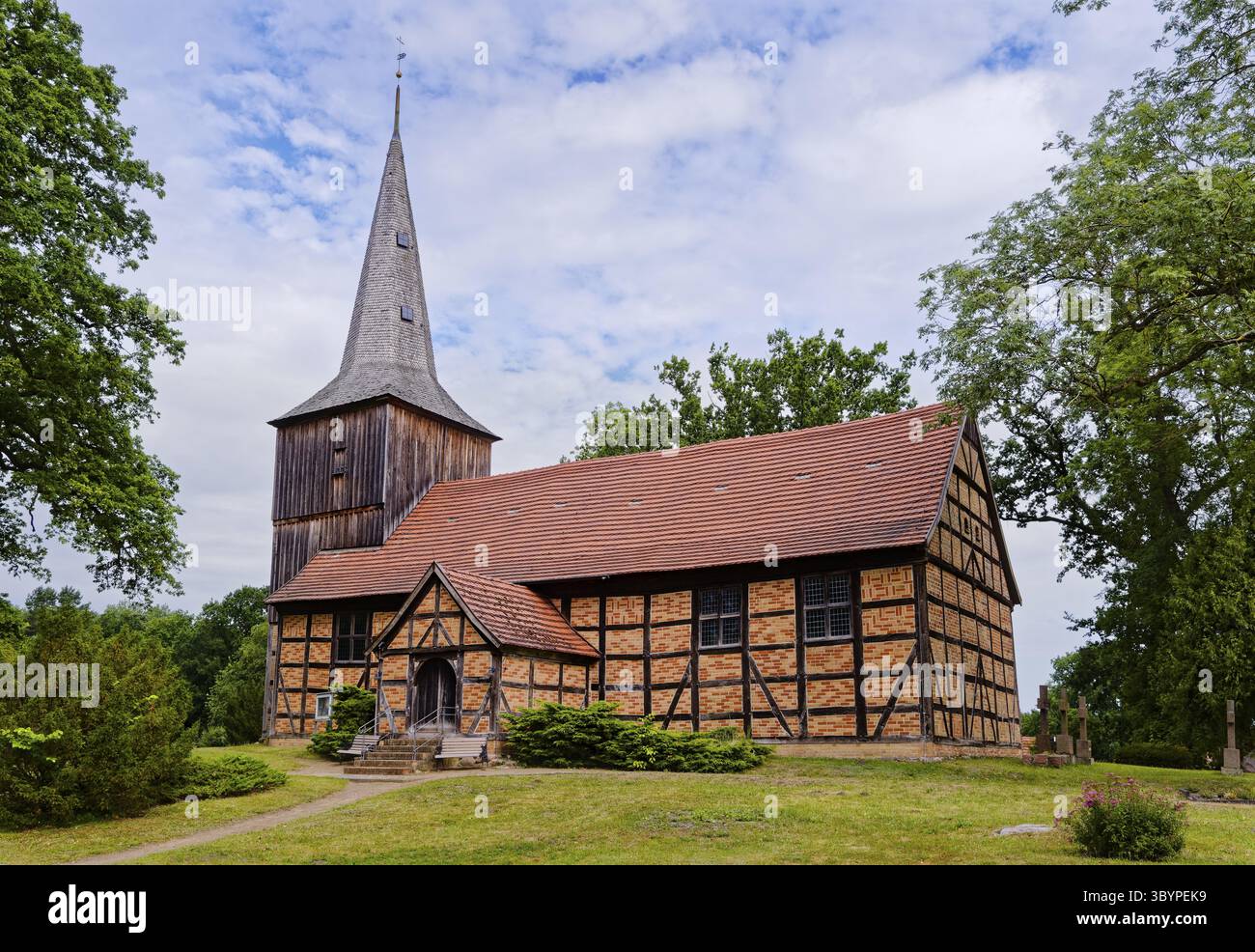 La chiesa evangelica luterana di San Pietro, la chiesa del villaggio di Stuer nel distretto dei laghi del Meclemburgo, è una chiesa per metà in legno e per metà in legno Foto Stock
