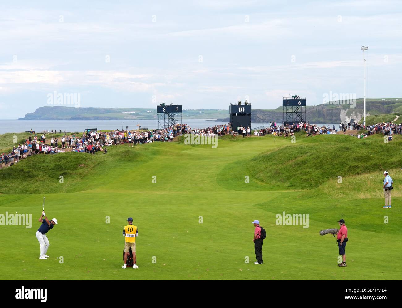 Lo Scottie Scheffler degli Stati Uniti gioca dal decimo fairway durante il quarto giorno del 153° Open Championship al Royal Portrush nella contea di Antrim, Irlanda del Nord. Data foto: Domenica 20 luglio 2025. Foto Stock