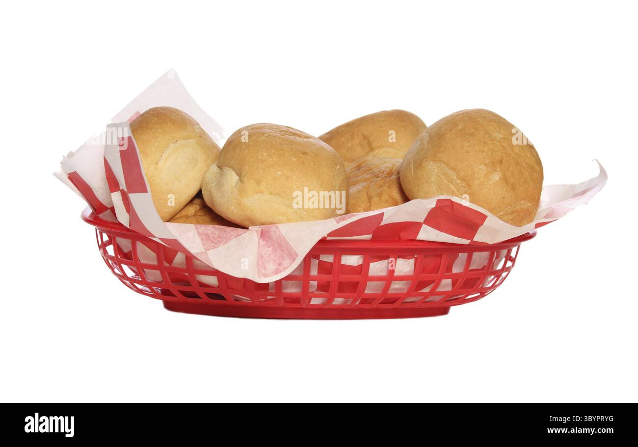 Korb der frisch gebackenen Rollen isoliert auf weissem Hintergrund Foto Stock