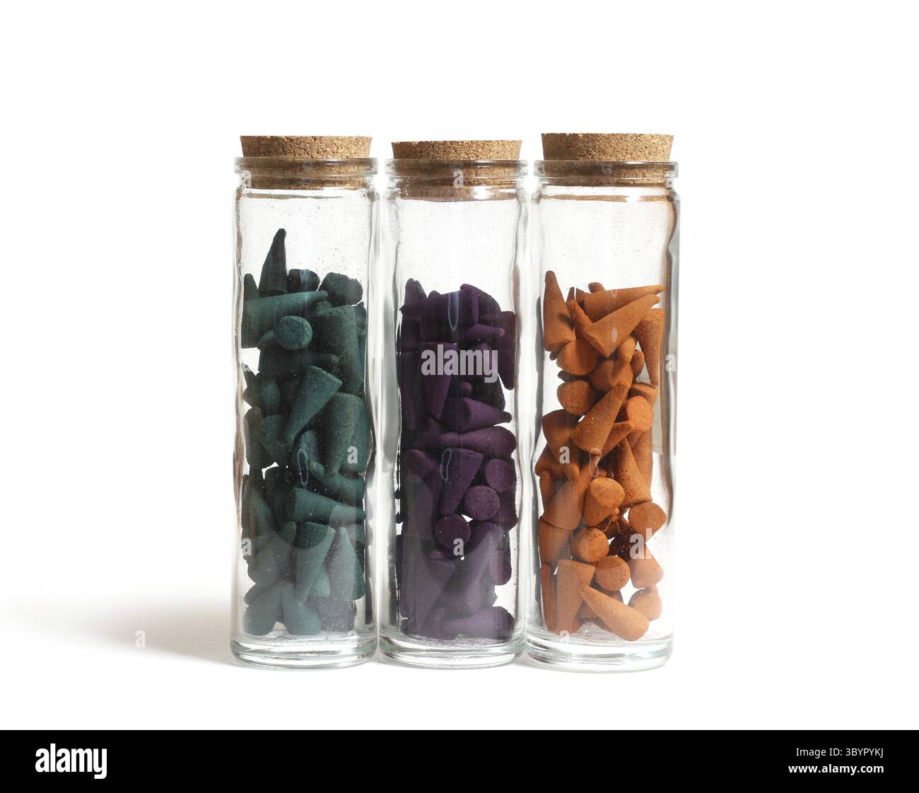 Set von Raeucherzapfen in Jars isoliert auf weissem Hintergrund Foto Stock