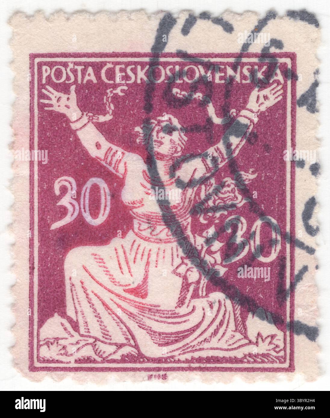 CECOSLOVACCHIA - 1920 giugno 22: 30 haléř francobollo rosso-viola raffigurante allegoria stilizzata Cecoslovacchia che rompe catene alla libertà. La libertà è il potere o il diritto di parlare, agire e cambiare come si vuole senza ostacoli o restrizioni. La libertà è spesso associata alla libertà e all'autonomia nel senso di "dare le proprie leggi”. La filosofia e la religione a volte lo associano al libero arbitrio, come alternativa al determinismo o alla predestinazione. Nelle moderne nazioni di libertà, la libertà è considerata un diritto, specialmente la libertà di parola, la libertà di religione e la libertà di stampa Foto Stock