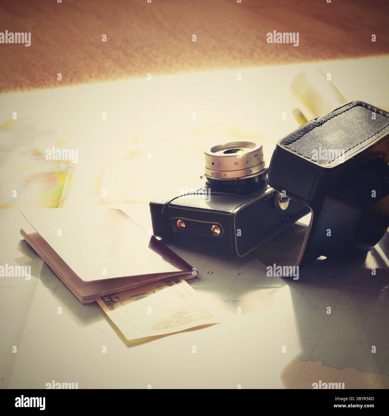 Ottimo concetto per i viaggi estivi. Mappa con tramonto e accessori per pianificare le vacanze Foto Stock