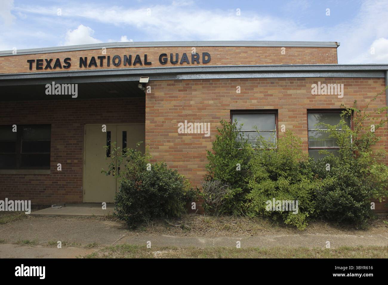 Tyler, Texas - 28 agosto 2024: Armeria abbandonata della Guardia Nazionale del Texas situata a Tyler Texas Foto Stock