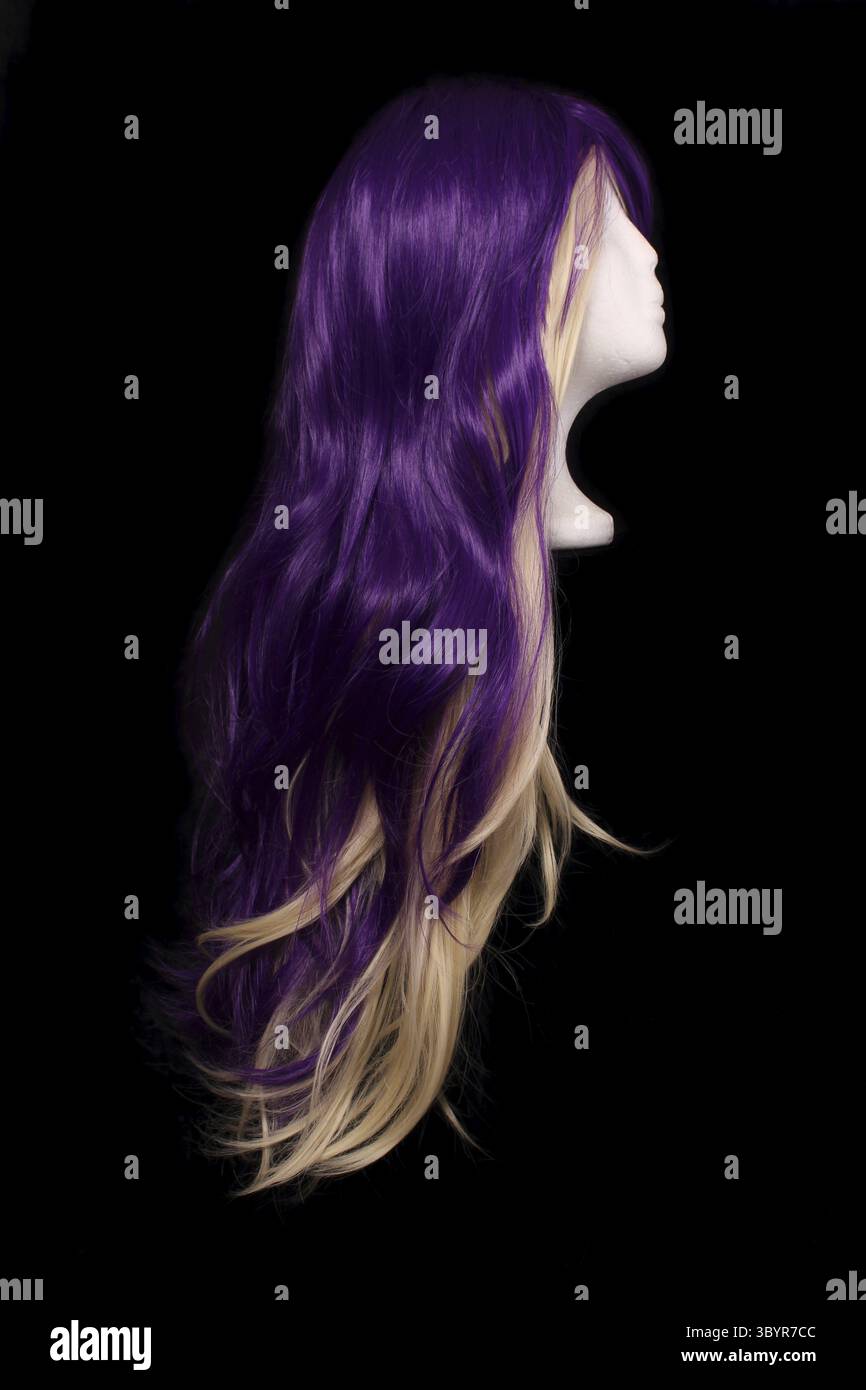Long Viola e Bionda Wig su sfondo nero Foto Stock