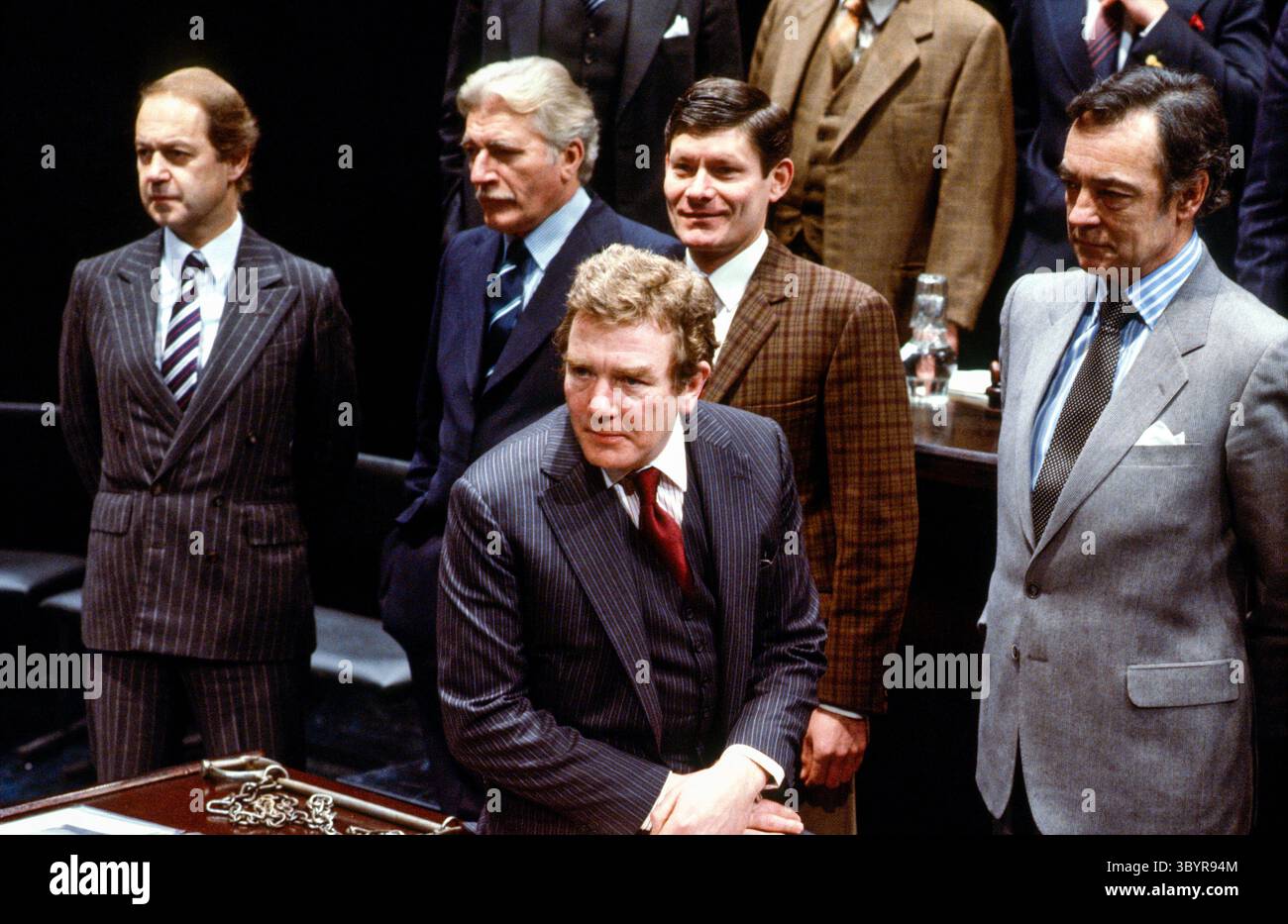 Front center: Albert Finney (Sidney Kentridge) in THE BIKO INQUEST di Jon Blair e Norman Fenton ai Riverside Studios, Londra W6 01/1984 scenografia: David McHenry costumi: Sheelagh Killeen illuminazione: David Richardson regista: Albert Finney Foto Stock