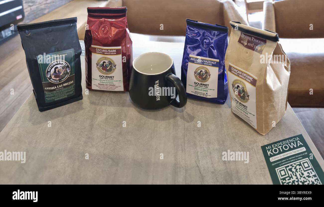 Panama, Boquete, 24 agosto 2024, varie qualità di caffè prodotto localmente dalla piantagione di Kotowa Foto Stock