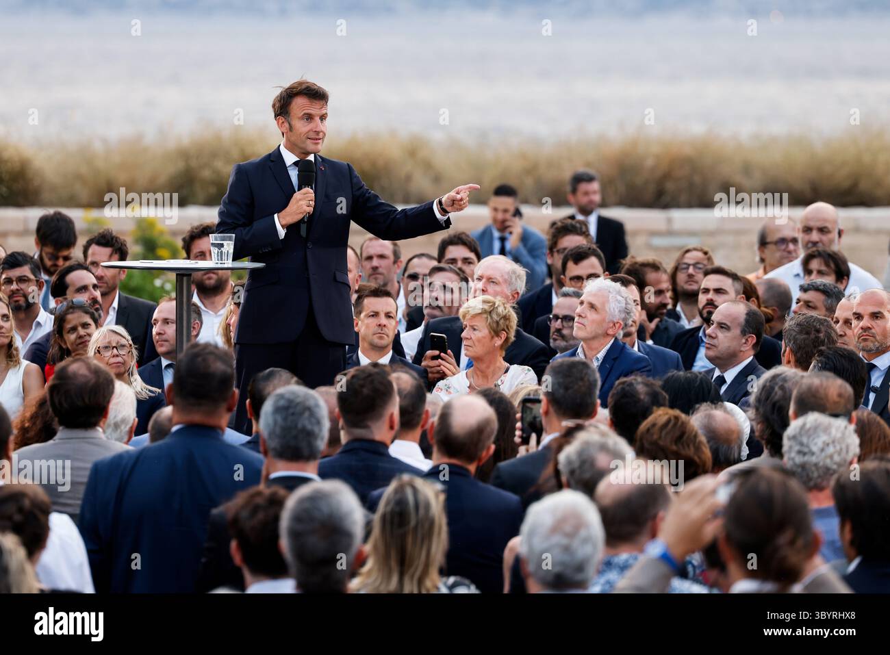 27 giugno 2023, MARSIGLIA, Bouches-du-Rhône, Marsiglia: Marsiglia (Marsiglia), 27/06/2023.- il presidente francese Emmanuel Macron tiene un discorso al forte Saint-Jean di Marsiglia, Francia, il 27 giugno 2023. Due anni dopo il lancio del piano di trasformazione, il presidente Macron visita Marsiglia dal 26 al 28 giugno 2023 per rivedere i vari progetti intrapresi nella seconda città più grande della Francia. (Francia, Marsella) (immagine di credito: © Guillaume Horcajuelo/POOL via ZUMA Press Wire) Foto Stock