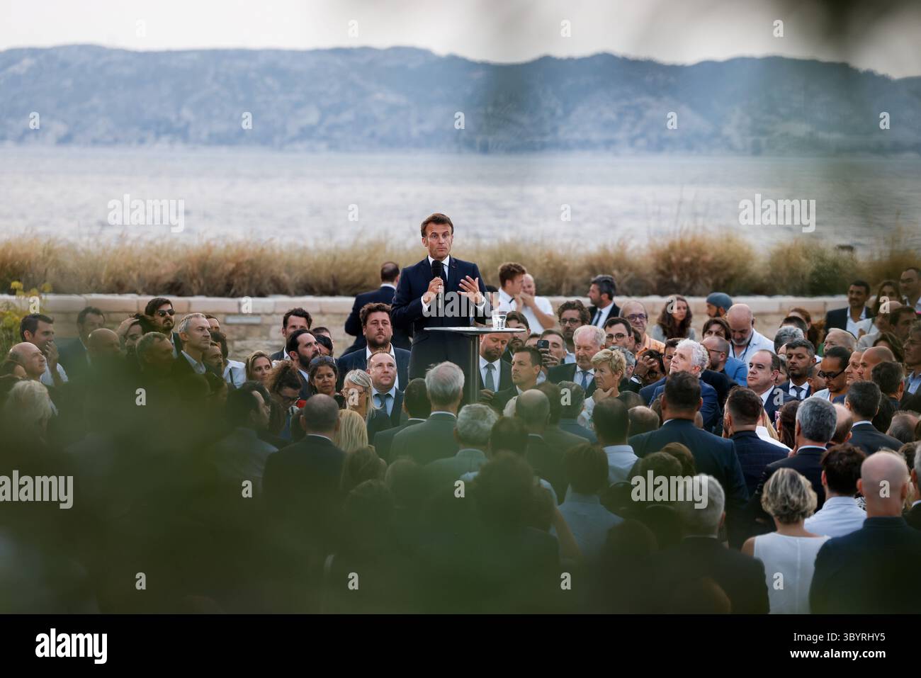 27 giugno 2023, MARSIGLIA, Bouches-du-Rhône, Francia: Marsiglia (Francia), 27/06/2023.- il presidente francese Emmanuel Macron tiene un discorso al forte Saint-Jean, a Marsiglia, Francia sudorientale, 27 giugno 2023. Il presidente francese è in visita di tre giorni a Marsiglia due anni dopo aver lanciato un piano di trasformazione di cinque miliardi di euro (5,5 miliardi di dollari) per la città per assumere nuove forze di polizia, rinnovare scuole e spazi pubblici e migliorare la rete di trasporto pubblico scricchiolante. (Francia, Marsella) (immagine di credito: © Ludovic Marin/POOL via ZUMA Press Wire) Foto Stock