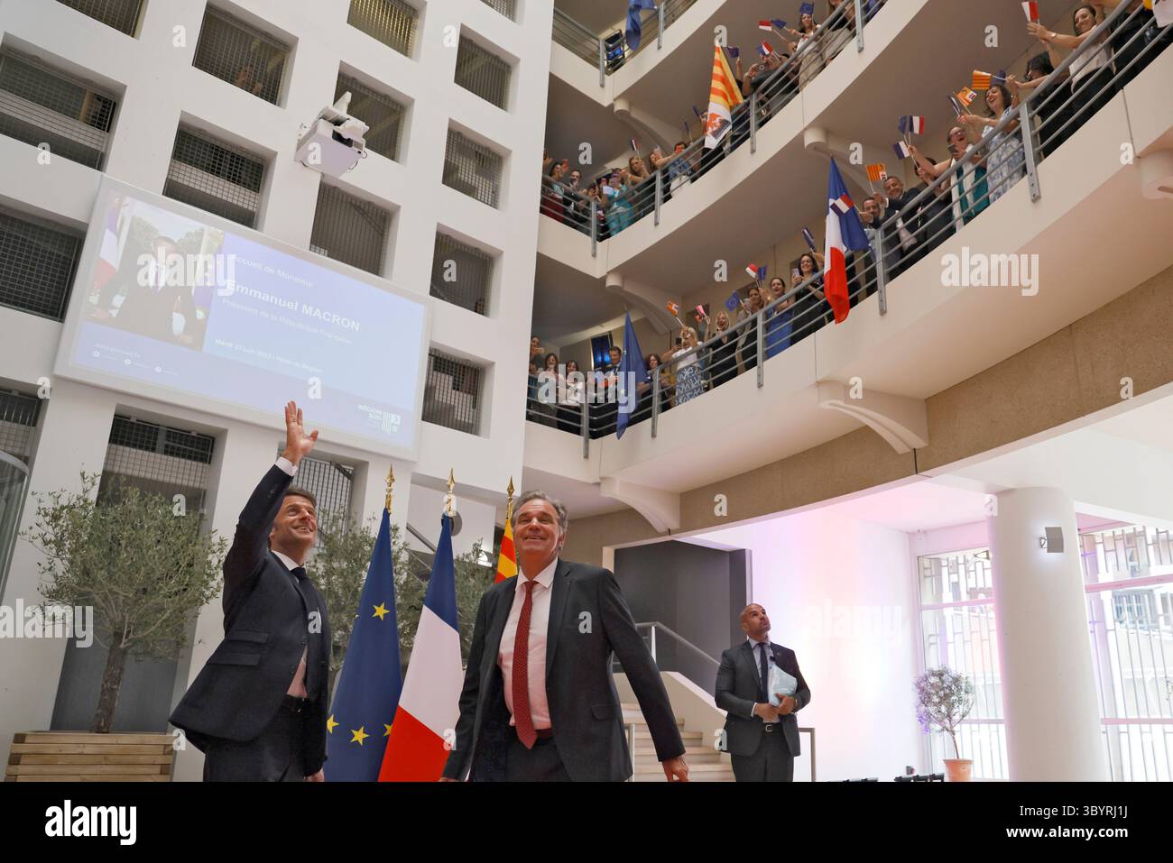 27 giugno 2023, MARSIGLIA, Bouches-du-Rhône, Francia: Marsiglia (Francia), 27/06/2023.- il presidente francese Emmanuel Macron (L) e il presidente del consiglio regionale della Provenza Alpi Costa Azzurra (Paca) Renaud Muselier (R) hanno partecipato alla riunione dei dipendenti presso il consiglio regionale di Paca a Marsiglia, Francia sud-orientale, 27 giugno 2023. Il presidente francese è in visita di tre giorni a Marsiglia due anni dopo aver lanciato un piano di trasformazione di cinque miliardi di euro (5,5 miliardi di dollari) per la città per assumere nuove forze di polizia, rinnovare scuole e spazi pubblici e migliorare la rete di trasporto pubblico scricchiolante. (Fra Foto Stock