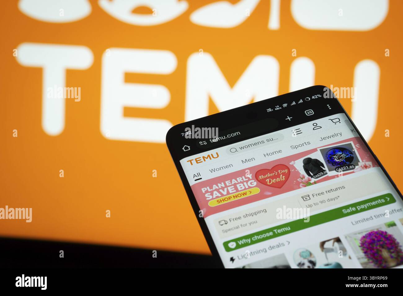 Dhaka, Bangladesh - 3 luglio 2025: Smartphone con interfaccia Web Temu sullo sfondo del logo Temu Foto Stock