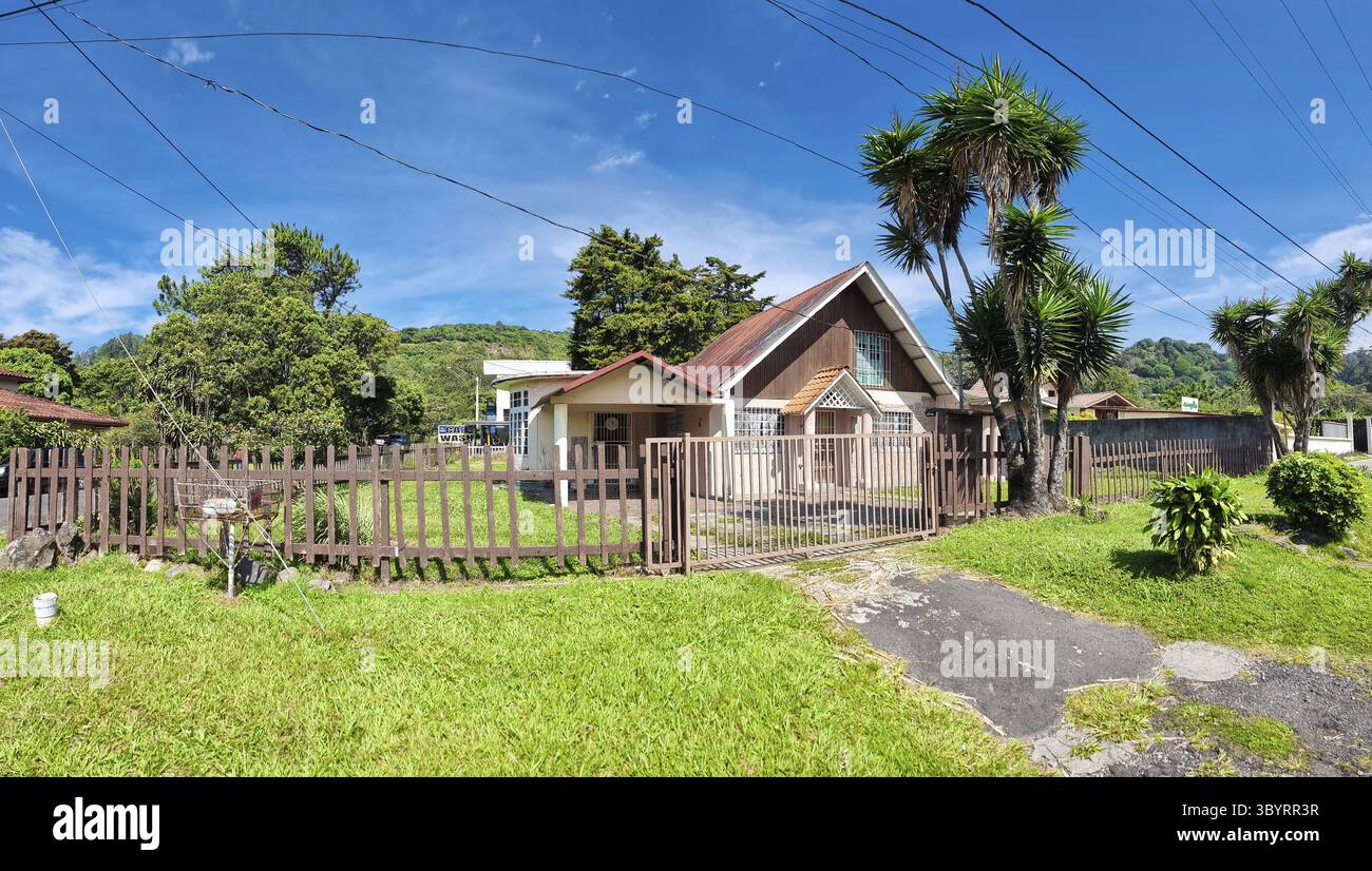 Panama, Boquete, 7 maggio 2024, casa con tetto spiovente e piante giganti di yucca Foto Stock