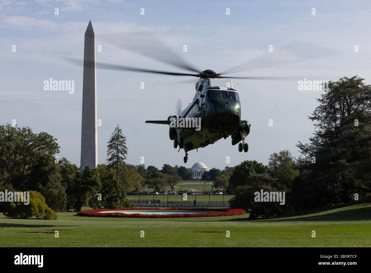 4 settembre 2023, WASHINGTON, DC, Stati Uniti: Washington (Stati Uniti), 04/09/2023.- Marine One che trasporta il presidente degli Stati Uniti Joe Biden arriva sul South Lawn della Casa Bianca a Washington, DC, USA, 4 settembre 2023. Biden aveva fatto osservazioni sulla giornata dei lavoratori alla Sheet Metal Workers' Local Union 19 di Philadelphia. (Filadelfia) (immagine di credito: © Michael Reynolds/POOL via ZUMA Press Wire) Foto Stock