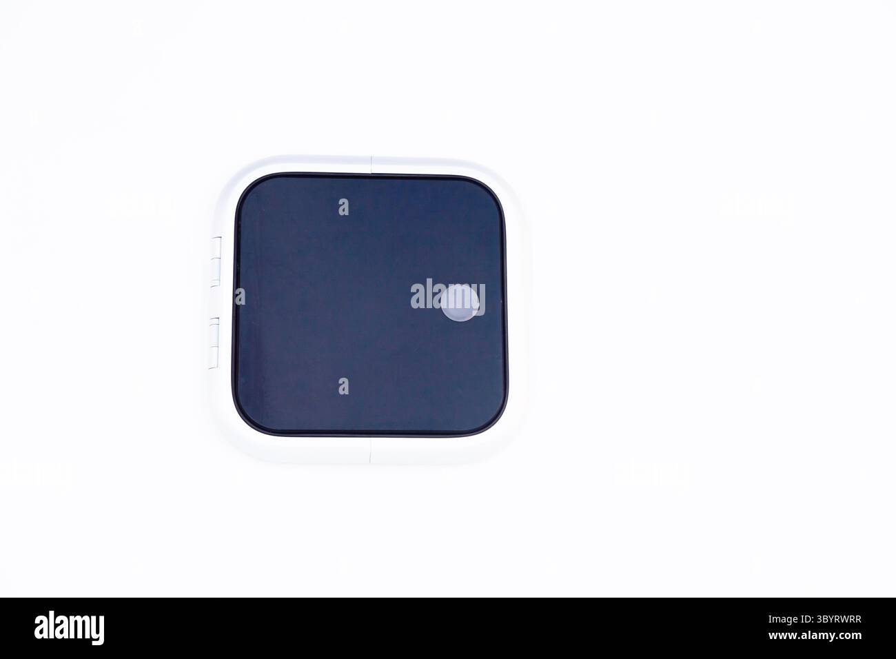 Portello quadrato con vetro di plastica nero sul ponte bianco di uno yacht a vela. Foto Stock