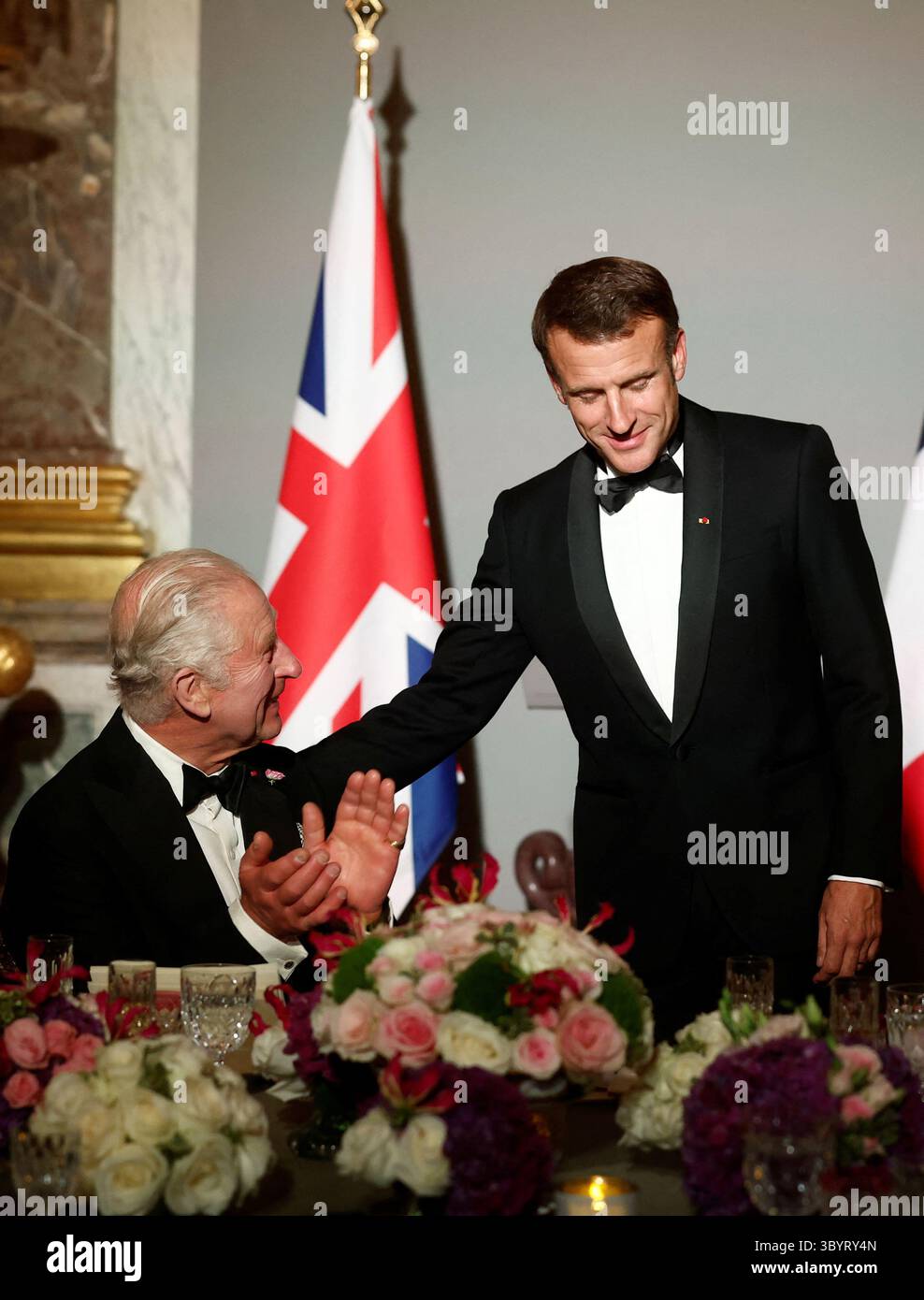 20 settembre 2023, VERSAILLES, Francia: Versailles (Francia), 20/09/2023.- il presidente francese Emmanuel Macron (R) e il re britannico Carlo III partecipano ad una cena di stato nella sala degli specchi del Palazzo di Versailles, a Versailles, vicino Parigi, in Francia, 20 settembre 2023, il primo giorno di una visita di stato nel paese. La visita di stato di tre giorni della coppia reale britannica fu inizialmente pianificata per marzo 2023 e rimandata a causa delle diffuse dimostrazioni in Francia contro le riforme pensionistiche del governo. (Francia, Reino Unido) (immagine di credito: © Benoit Tessier/POOL via ZUMA Press Wire) Foto Stock