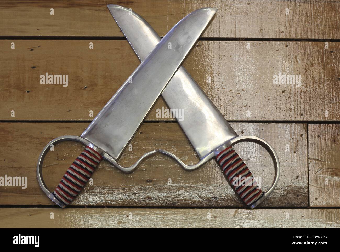 Wing Chun Butterfly Swords on Wall, DOF poco profondo, Focus on Handle Foto Stock