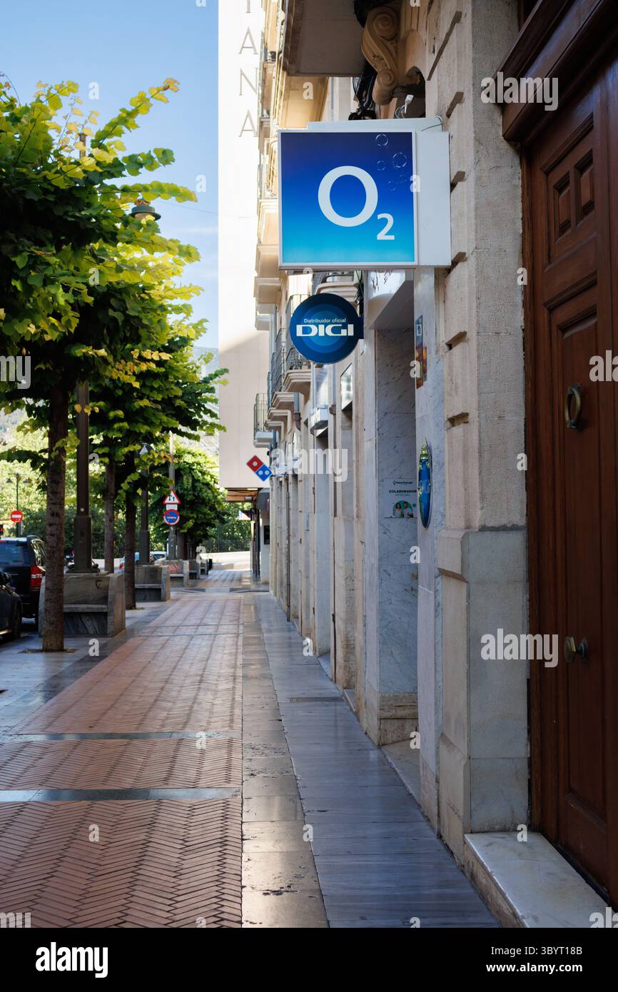 Logo di O2, una società di telecomunicazioni, su una facciata stradale ad Alcoy il 20 luglio 2025, Spagna Foto Stock