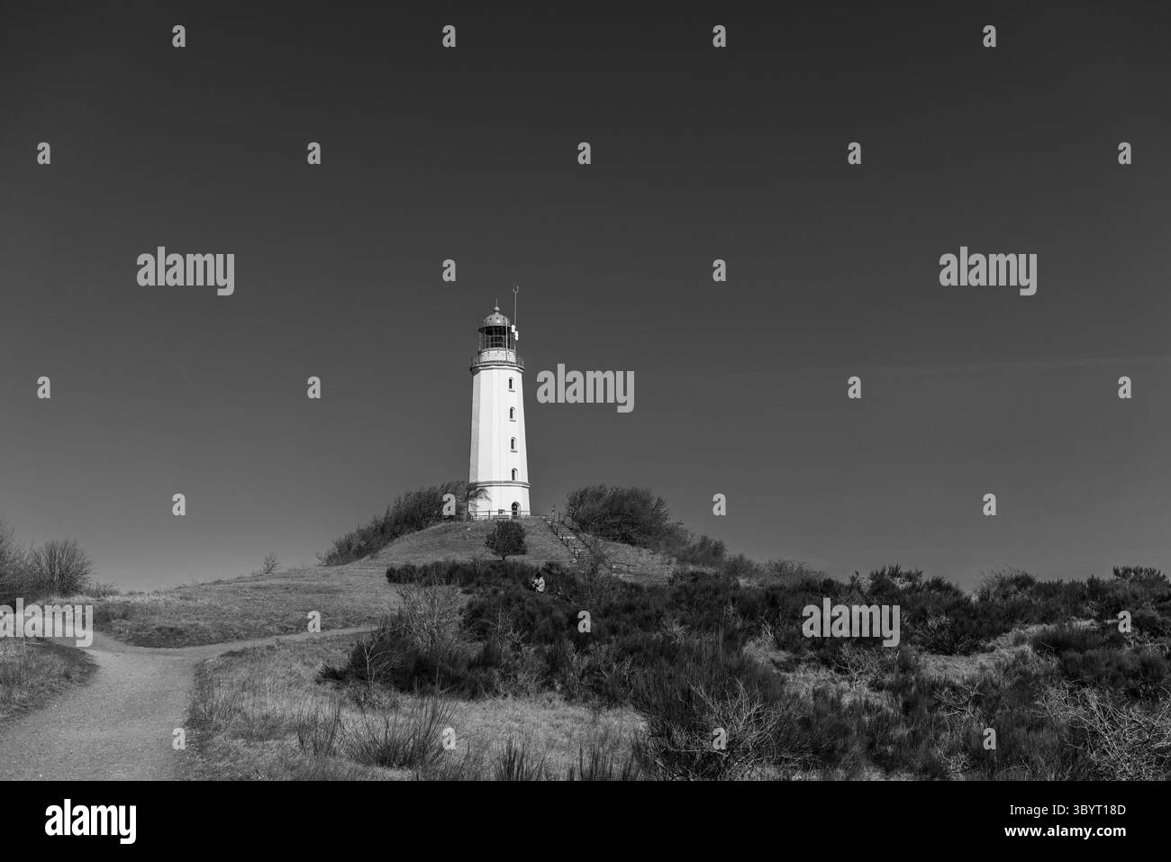 Faro di Dornbusch che spicca in bianco e nero ad alto contrasto - famoso punto di riferimento sull'isola di Hiddensee, Meclemburgo-Vorpommern, Germania, Europa Foto Stock