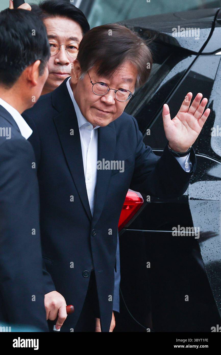 26 settembre 2023, SEOUL, Corea, Repubblica di Seul (Corea, Repubblica di), 26/09/2023.- Lee Jae-myung, leader del principale partito democratico di opposizione, si rivolge ai suoi sostenitori in un ospedale di Seul, Corea del Sud, 26 settembre 2023, mentre parte per il tribunale distrettuale centrale di Seul per partecipare a un'audizione per esaminare la legittimità della sua detenzione per accuse di corruzione. L'accusa ha presentato un mandato d'arresto per Lee per presunta violazione della fiducia, della corruzione e di altre accuse derivanti dal suo periodo di sindaco di Seongnam, a sud di Seoul, anni fa, in relazione a uno scandalo di imprenditori terrieri Foto Stock